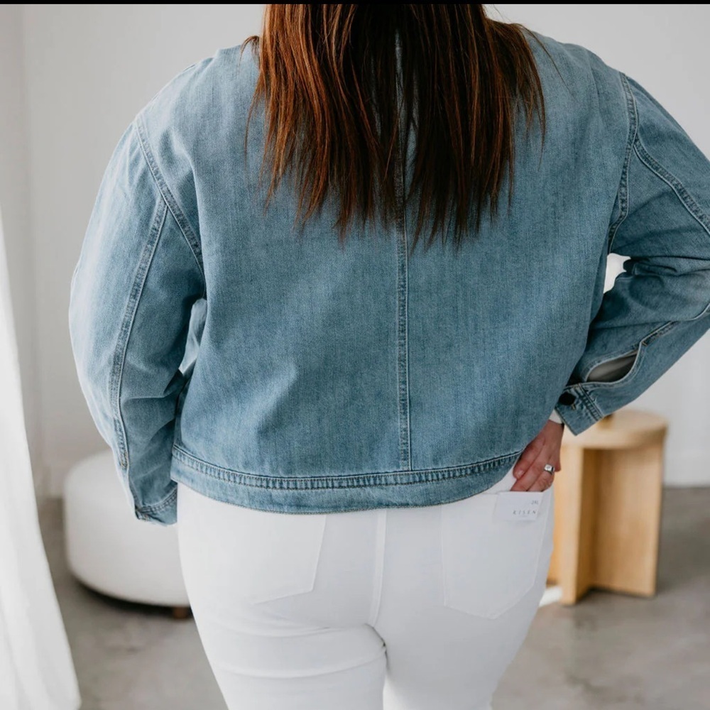 Risen Curvy Denim Jacket Size 2XL Medium Wash Cargo Pockets Zipper Button Front - Picture 2 of 14